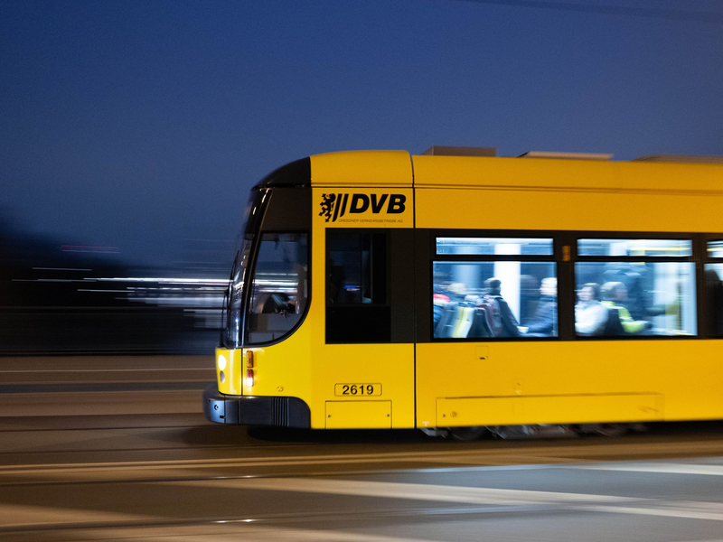 In der Dresdner Neustadt kam es in der Nacht zu Sonntag in einer Straßenbahn zu einem Messerangriff. (Symbolfoto) - Foto: Sebastian Kahnert/dpa