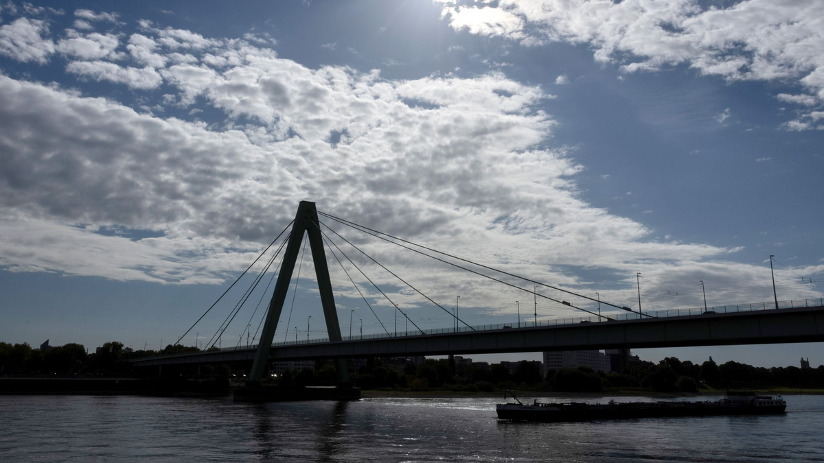 Mit dem meteorologischen Herbstbeginn am Montag sollen sich auch die Wolken verdichten. - Foto: Rolf Vennenbernd/dpa