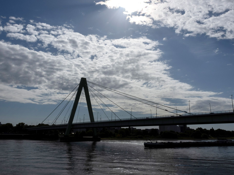 Mit dem meteorologischen Herbstbeginn am Montag sollen sich auch die Wolken verdichten. - Foto: Rolf Vennenbernd/dpa