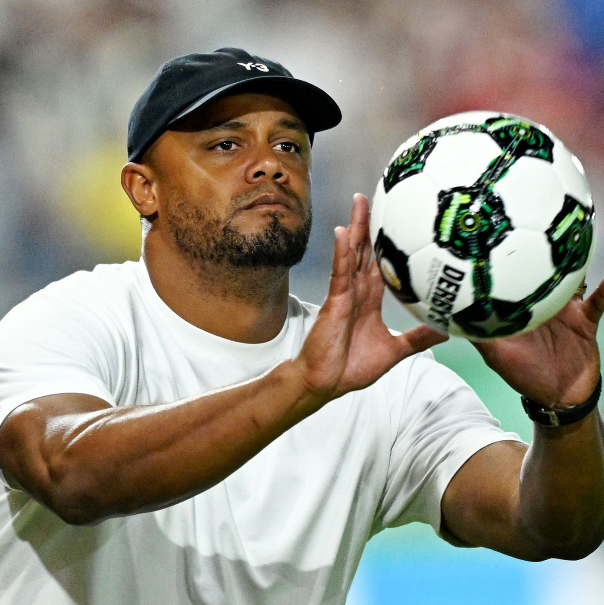 Tritt mit dem FC Bayern am Samstag in Augsburg an: Trainer Vincent Kompany. (Archivbild) - Foto: Uwe Anspach/dpa