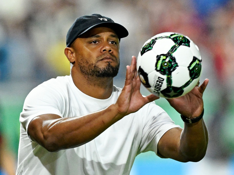 Tritt mit dem FC Bayern am Samstag in Augsburg an: Trainer Vincent Kompany. (Archivbild) - Foto: Uwe Anspach/dpa