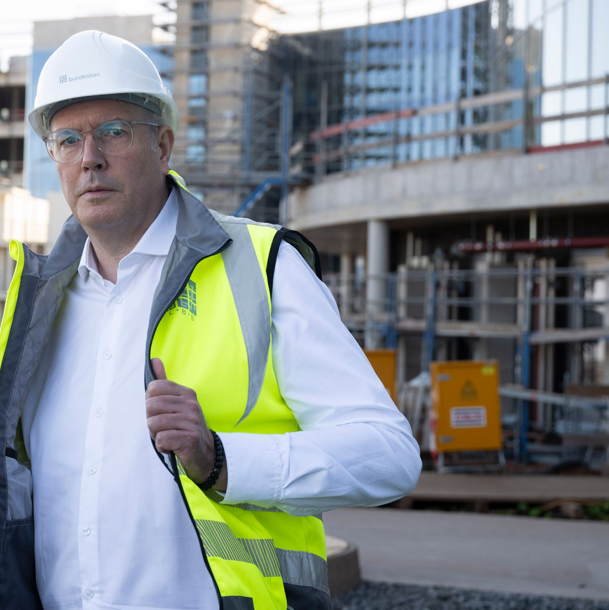 Das Areal der geplanten Klinik ist so groß wie 112 Fußballfelder. - Foto: Boris Roessler/dpa