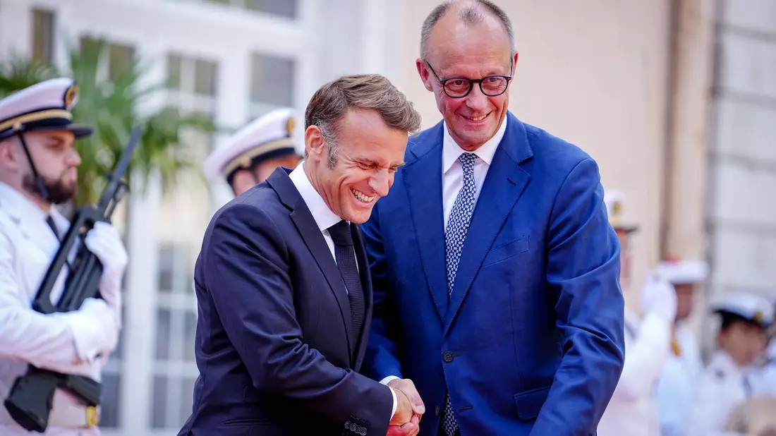 Wie zwei alte Freunde begrüßen sich Macron und Merz vor dem Fort du Cap Brun über der Cote d'Azur. - Bild: Kay Nietfeld/dpa