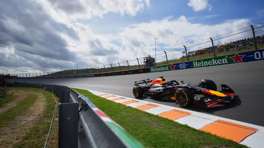 Max Verstappen auf der Strecke. - Bild: Peter Dejong/AP/dpa