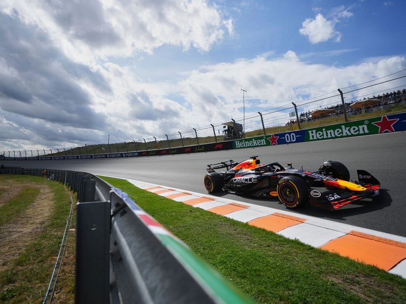 Max Verstappen auf der Strecke. - Foto: Peter Dejong/AP/dpa