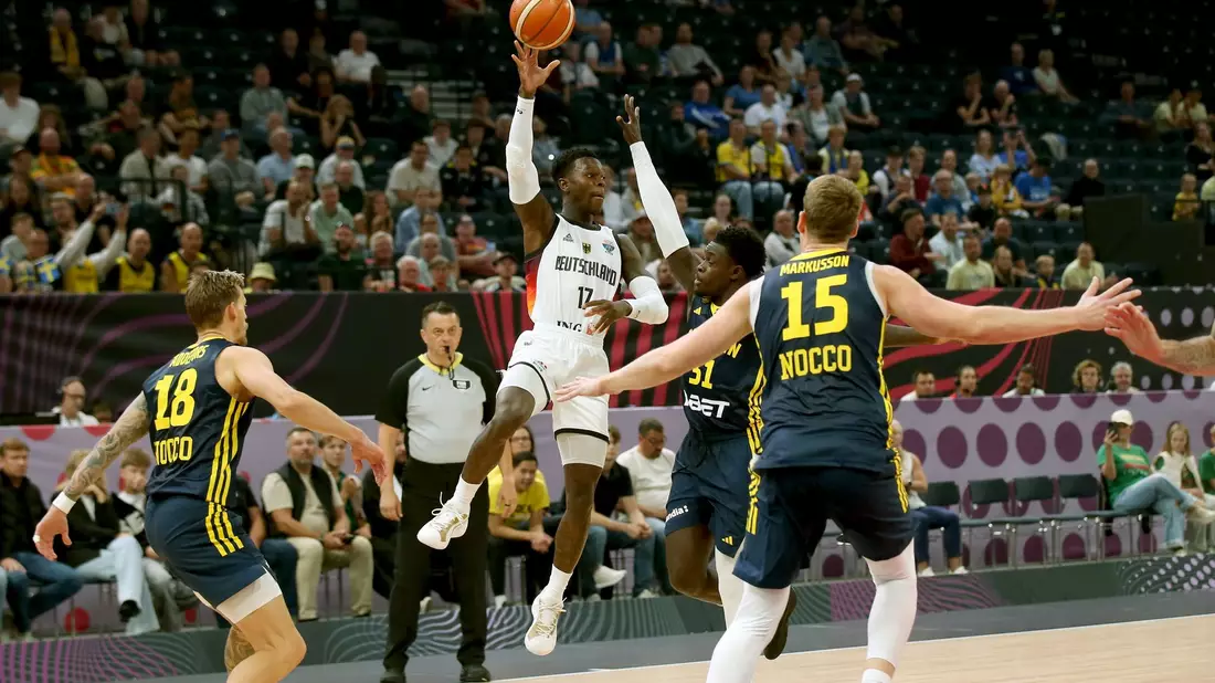 Alan Ibrahimagic applaudiert im Spiel. - Bild: Matthias Stickel/dpa