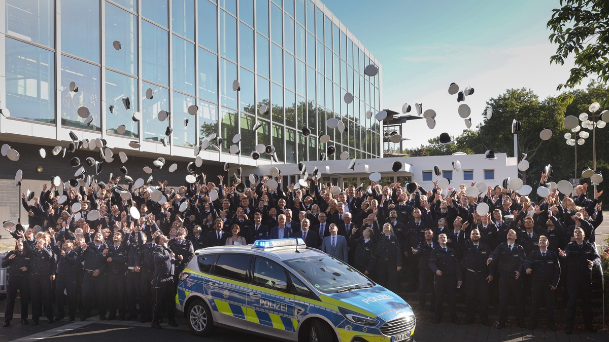 POL-GE: Der erste Stern auf der Schulter - 194 Mal herzlichen Glückwunsch! - Foto: presseportal.de