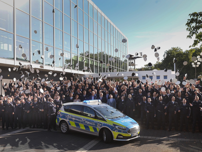 POL-GE: Der erste Stern auf der Schulter - 194 Mal herzlichen Glückwunsch! - Foto: presseportal.de