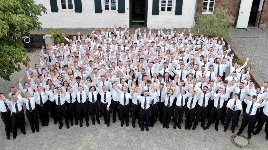 POL-DU: Stadtgebiet: 203 neue Polizeikommissarinnen und Polizeikommissare in Duisburg ernannt! - Bild: presseportal.de