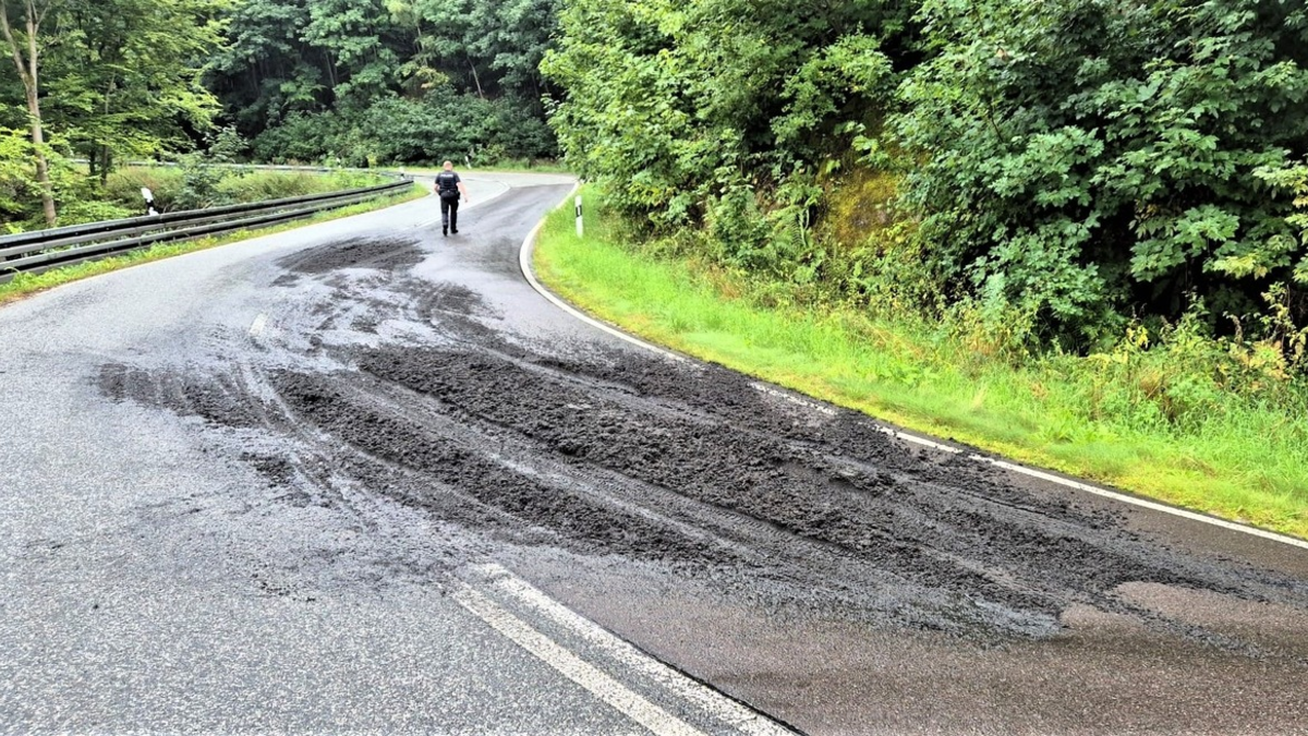 LPI-NDH: Klärschlamm bedeckt Bundesstraße - Umfangreiche Sperrmaßnahmen auf der B85 um den Kyffhäuser - Foto: presseportal.de