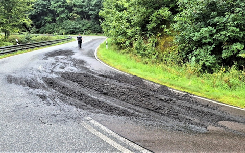LPI-NDH: Klärschlamm bedeckt Bundesstraße - Umfangreiche Sperrmaßnahmen auf der B85 um den Kyffhäuser - Foto: presseportal.de