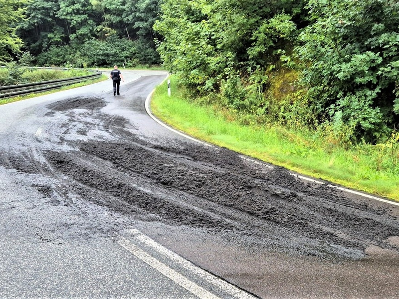 LPI-NDH: Klärschlamm bedeckt Bundesstraße - Umfangreiche Sperrmaßnahmen auf der B85 um den Kyffhäuser - Foto: presseportal.de