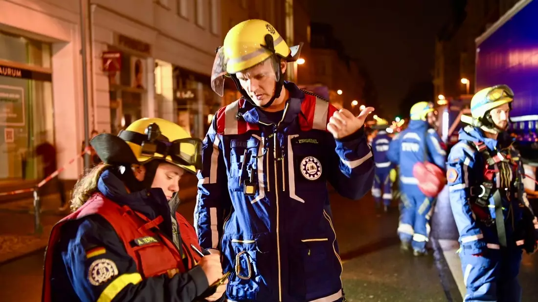 THW LVBEBBST: THW stabilisiert einsturzgefährdeten Dachstuhl in Berlin Mitte - Bild: presseportal.de