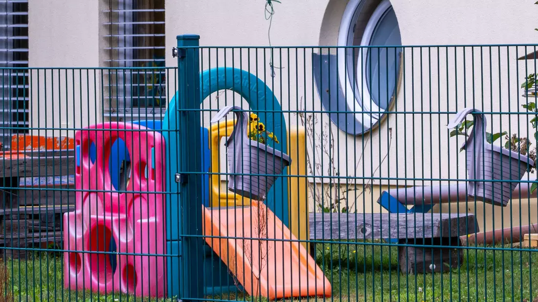 In Kavelstorf bei Rostock kam es wegen Ehec-Verdachts zu einem Großeinsatz des Rettungsdienstes.     - Bild: Jens Büttner/dpa
