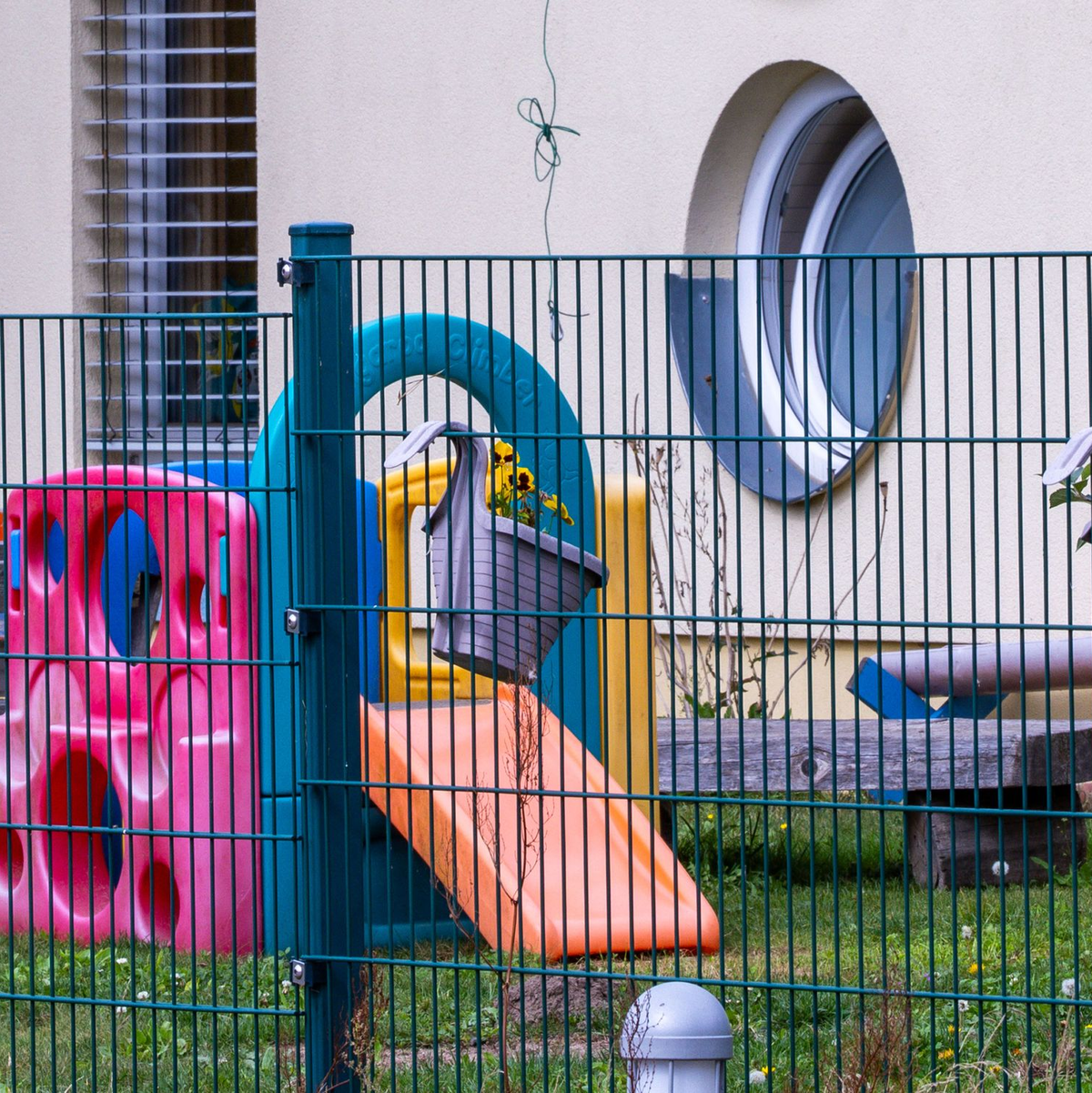 In Kavelstorf bei Rostock kam es wegen Ehec-Verdachts zu einem Großeinsatz des Rettungsdienstes.     - Foto: Jens Büttner/dpa