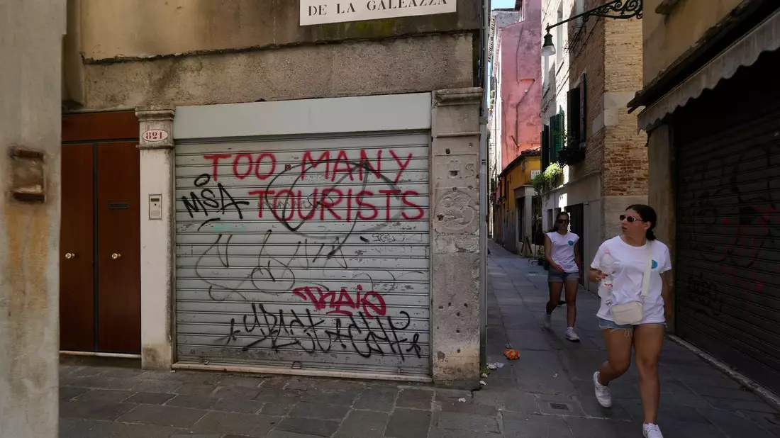 Nicht alle Touristen sind willkommen: Laut Regionalpräsident Zaia will die Region «kein fruchtbarer Boden für den Proletentourismus werden». (Symbolbild) - Bild: Luca Bruno/AP/dpa