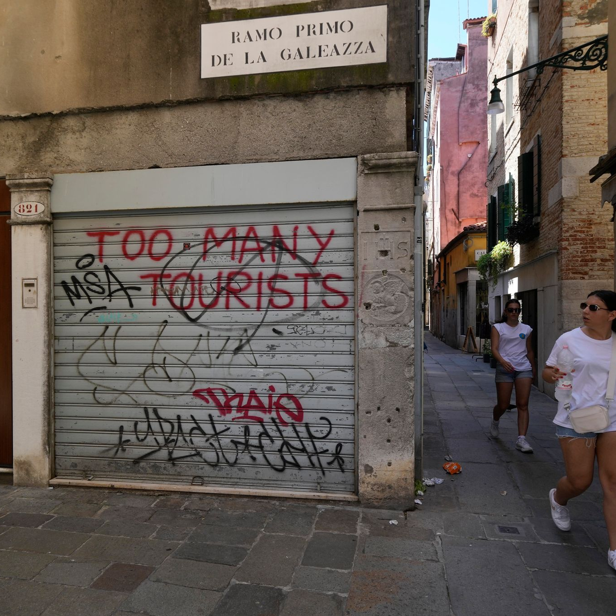 Nicht alle Touristen sind willkommen: Laut Regionalpräsident Zaia will die Region «kein fruchtbarer Boden für den Proletentourismus werden». (Symbolbild) - Foto: Luca Bruno/AP/dpa