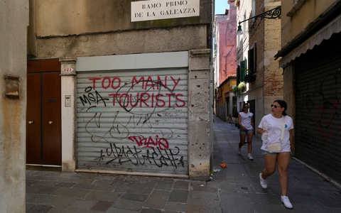 Nicht alle Touristen sind willkommen: Laut Regionalpräsident Zaia will die Region «kein fruchtbarer Boden für den Proletentourismus werden». (Symbolbild) - Foto: Luca Bruno/AP/dpa Nicht alle Touristen sind willkommen: Laut Regionalpräsident Zaia will die Region «kein fruchtbarer Boden für den Proletentourismus werden». (Symbolbild) - Foto: Luca Bruno/AP/dpa