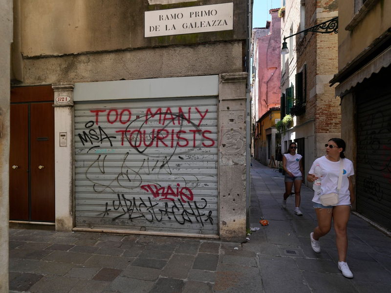 Nicht alle Touristen sind willkommen: Laut Regionalpräsident Zaia will die Region «kein fruchtbarer Boden für den Proletentourismus werden». (Symbolbild) - Foto: Luca Bruno/AP/dpa