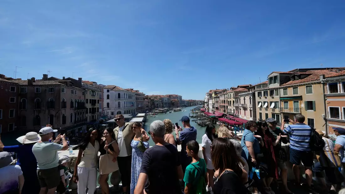 Taschendiebe gehen dorthin, wo die Touristen hingehen – Zaia hat dagegen ein hartes Vorgehen im Sinn. (Archivbild) - Bild: Luca Bruno/AP/dpa