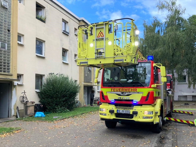 FW Ratingen: Feuerwehr rettet Bewohner und löscht Wohnungsbrand - Foto: presseportal.de