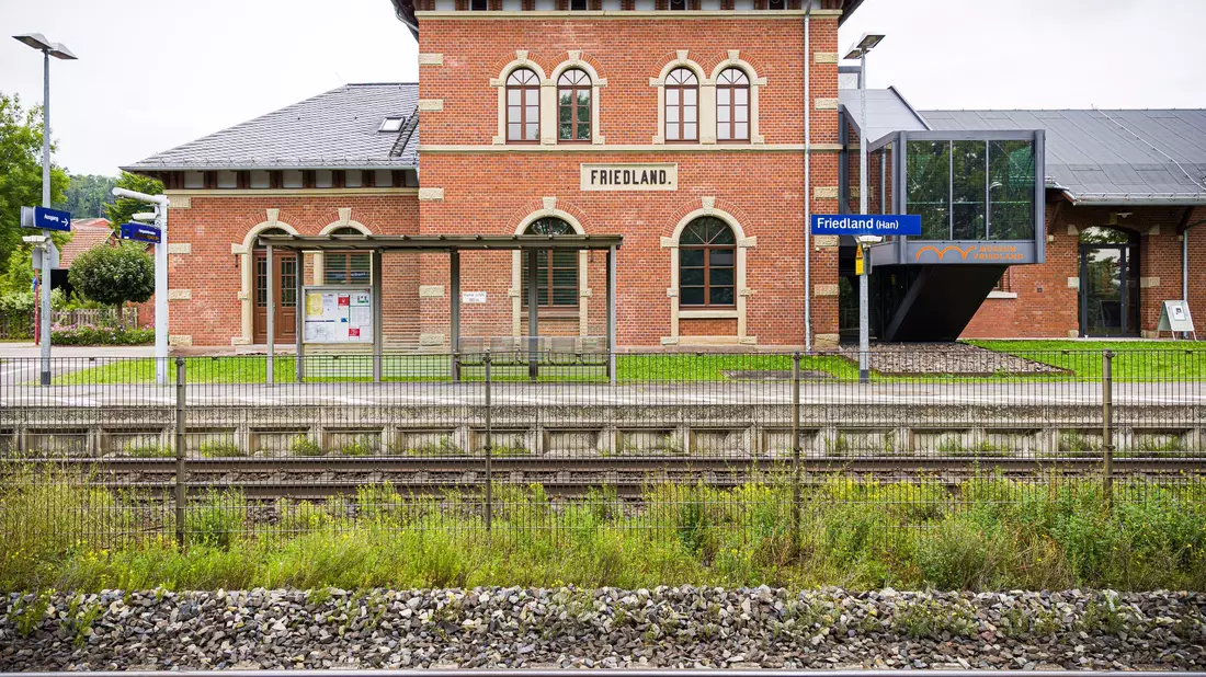 Die Ermittlungen zum Geschehen am Bahnhof Friedland dauern an. - Bild: Moritz Frankenberg/dpa