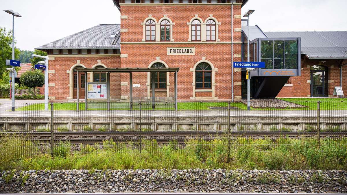 Am Bahnhof Friedland wurde eine 16-Jährige mutmaßlich in den Tod gestoßen. (Archivbild) - Foto: Moritz Frankenberg/dpa