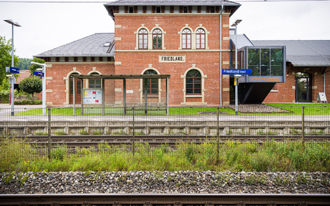 Am Bahnhof Friedland wurde eine 16-Jährige mutmaßlich in den Tod gestoßen. (Archivbild) - Foto: Moritz Frankenberg/dpa Am Bahnhof Friedland wurde eine 16-Jährige mutmaßlich in den Tod gestoßen. (Archivbild) - Foto: Moritz Frankenberg/dpa