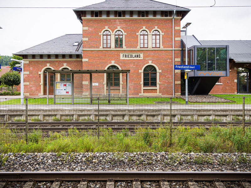 Der Bahnhof Friedland in Südniedersachsen: Hier starb am 11. August eine Jugendliche. (Archivbild) - Foto: Moritz Frankenberg/dpa