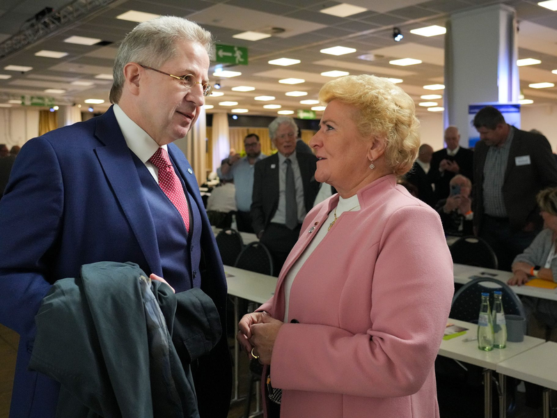 Damals noch Partner, heute erbitterte Gegner: Hans-Georg Maaßen und Sylvia Pantel. (Archivbild)  - Foto: Soeren Stache/dpa