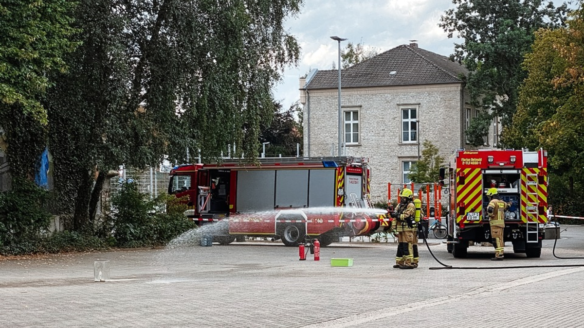 FW-DT: Einsatz am Gymnasium Leopoldinum - Natrium unschädlich gemacht - Foto: presseportal.de