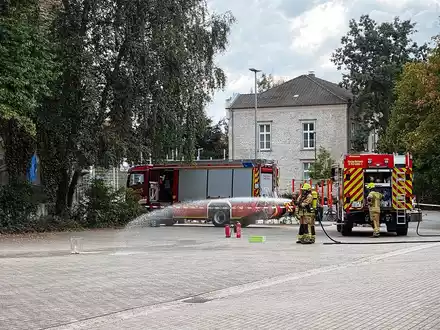 FW-DT: Einsatz am Gymnasium Leopoldinum - Natrium unschädlich gemacht - Foto: presseportal.de