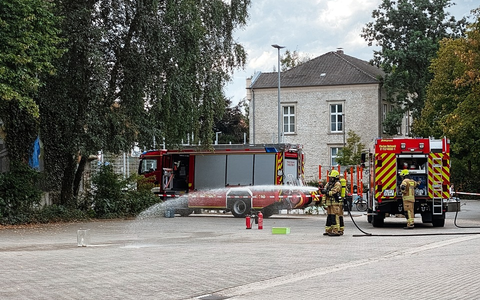 FW-DT: Einsatz am Gymnasium Leopoldinum - Natrium unschädlich gemacht - Foto: presseportal.de FW-DT: Einsatz am Gymnasium Leopoldinum - Natrium unschädlich gemacht - Foto: presseportal.de
