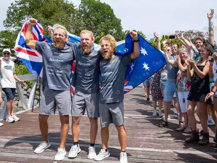 In Australien wurden die Brüder von der Familie und Freunden empfangen.  - Foto: Nuno Avendano/AAP/dpa