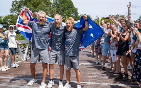 In Australien wurden die Brüder von der Familie und Freunden empfangen.  - Foto: Nuno Avendano/AAP/dpa