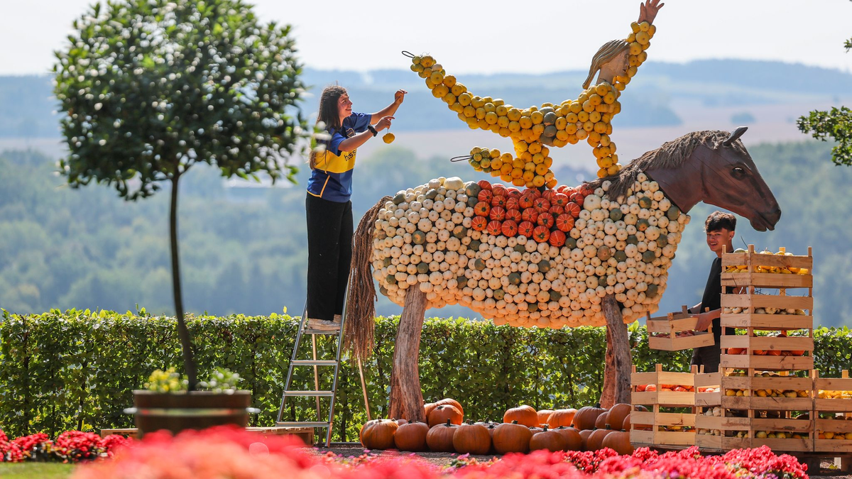 Entstanden sind bis zu vier Meter hohe Figuren.  - Foto: Jan Woitas/dpa