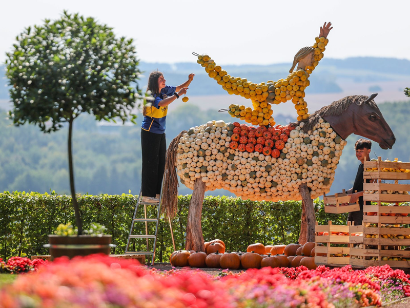 Entstanden sind bis zu vier Meter hohe Figuren.  - Foto: Jan Woitas/dpa