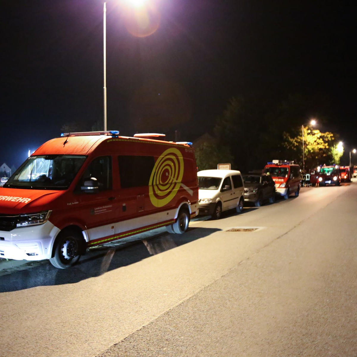 Aufatmen nach einer Nacht in Sorge. Ein zehnjähriger Junge wurde in einer Garage gefunden.  - Foto: Benjamin Müller/dpa