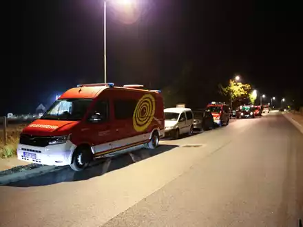 Aufatmen nach einer Nacht in Sorge. Ein zehnjähriger Junge wurde in einer Garage gefunden. - Foto: Benjamin Müller/dpa