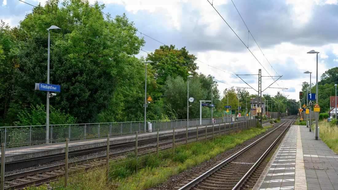 Der Bahnhof Friedland liegt rund 20 Autominuten von Göttingen entfernt, nahe der Grenze zu Hessen und Thüringen. - Bild: Swen Pförtner/dpa