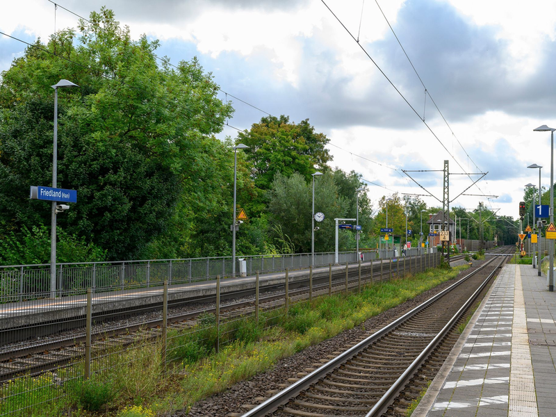 Der Bahnhof Friedland in Südniedersachsen: Hier starb am 11. August eine Jugendliche. (Archivbild) - Foto: Swen Pförtner/dpa
