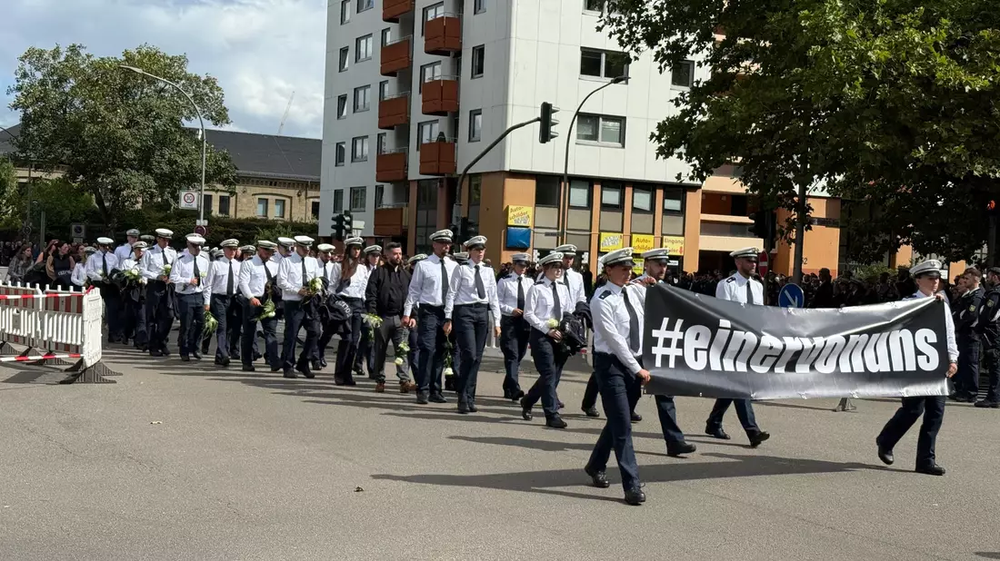 1.500 bis 2.000 Menschen kamen, um dem getöteten Polizisten die letzte Ehre zu erweisen - Bild: Birgit Reichert/dpa