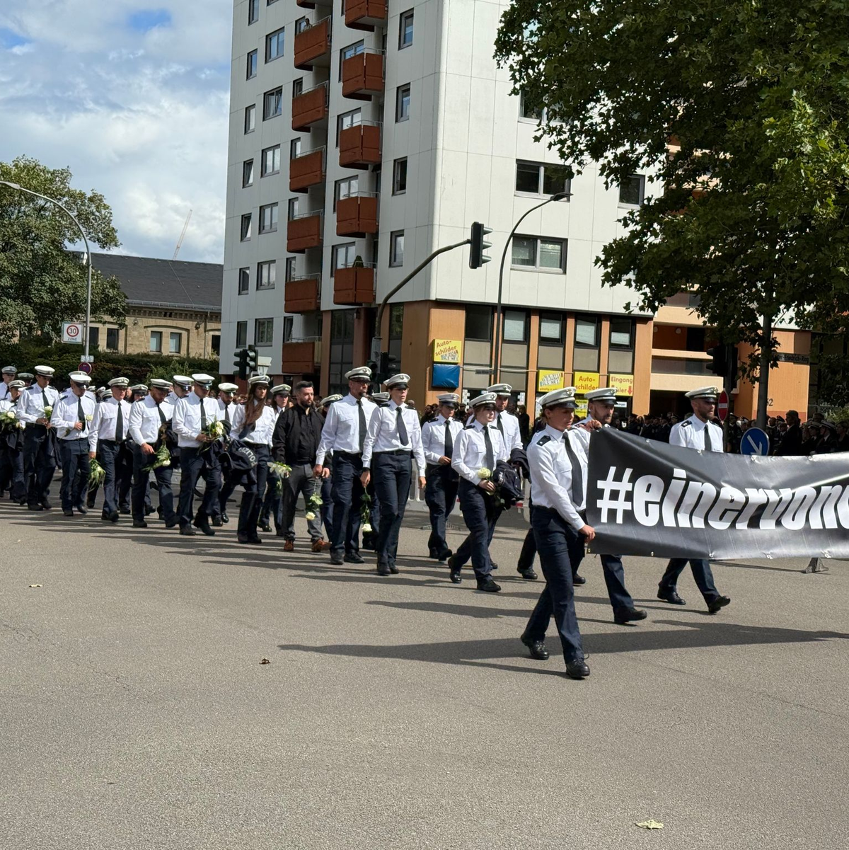 1.500 bis 2.000 Menschen kamen, um dem getöteten Polizisten die letzte Ehre zu erweisen - Foto: Birgit Reichert/dpa