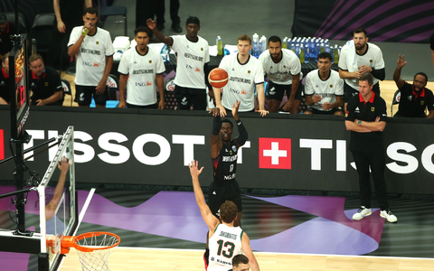 Berichtet von Affengeräuschen: Kapitän Schröder. - Foto: Matthias Stickel/dpa