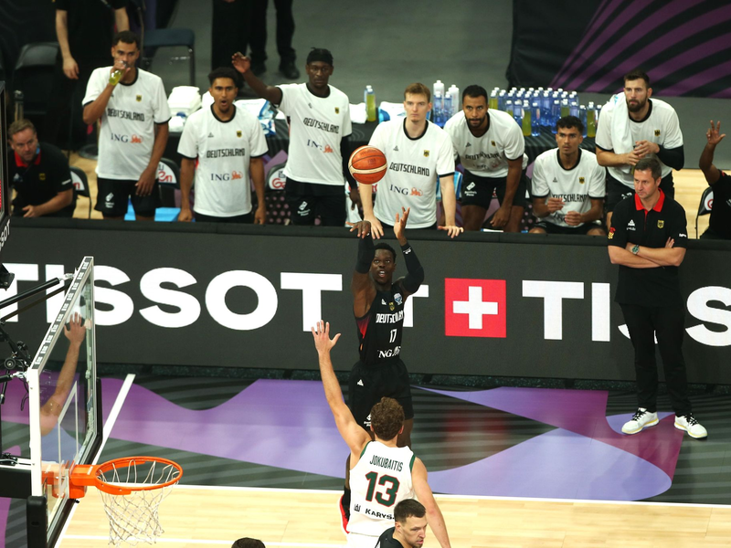 Berichtet von Affengeräuschen: Kapitän Schröder. - Foto: Matthias Stickel/dpa