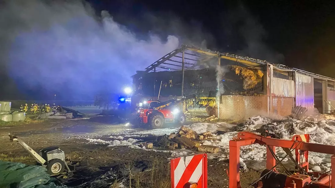 FFW Schwalmtal: Reifenlager in Flammen - Feuer greift auf landwirtschaftliche Halle über - Bild: presseportal.de