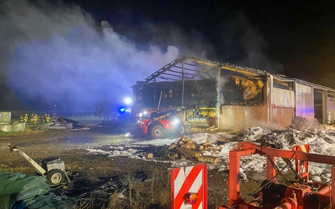 FFW Schwalmtal: Reifenlager in Flammen - Feuer greift auf landwirtschaftliche Halle über - Foto: presseportal.de FFW Schwalmtal: Reifenlager in Flammen - Feuer greift auf landwirtschaftliche Halle über - Foto: presseportal.de