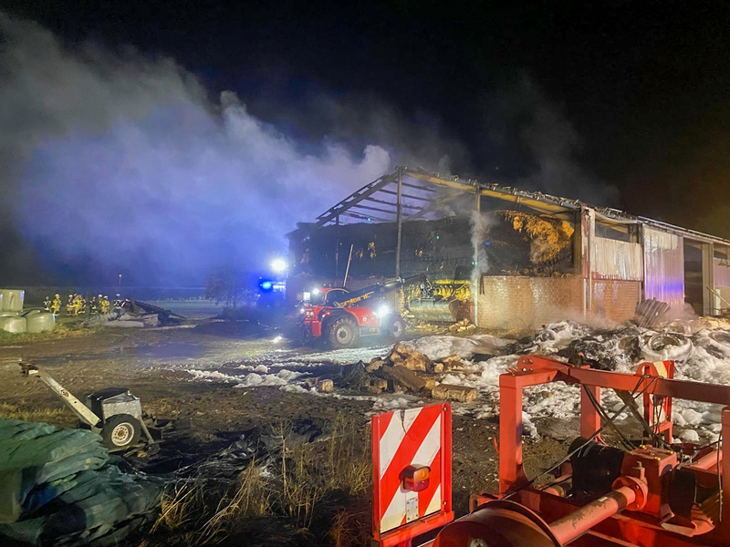 FFW Schwalmtal: Reifenlager in Flammen - Feuer greift auf landwirtschaftliche Halle über - Foto: presseportal.de