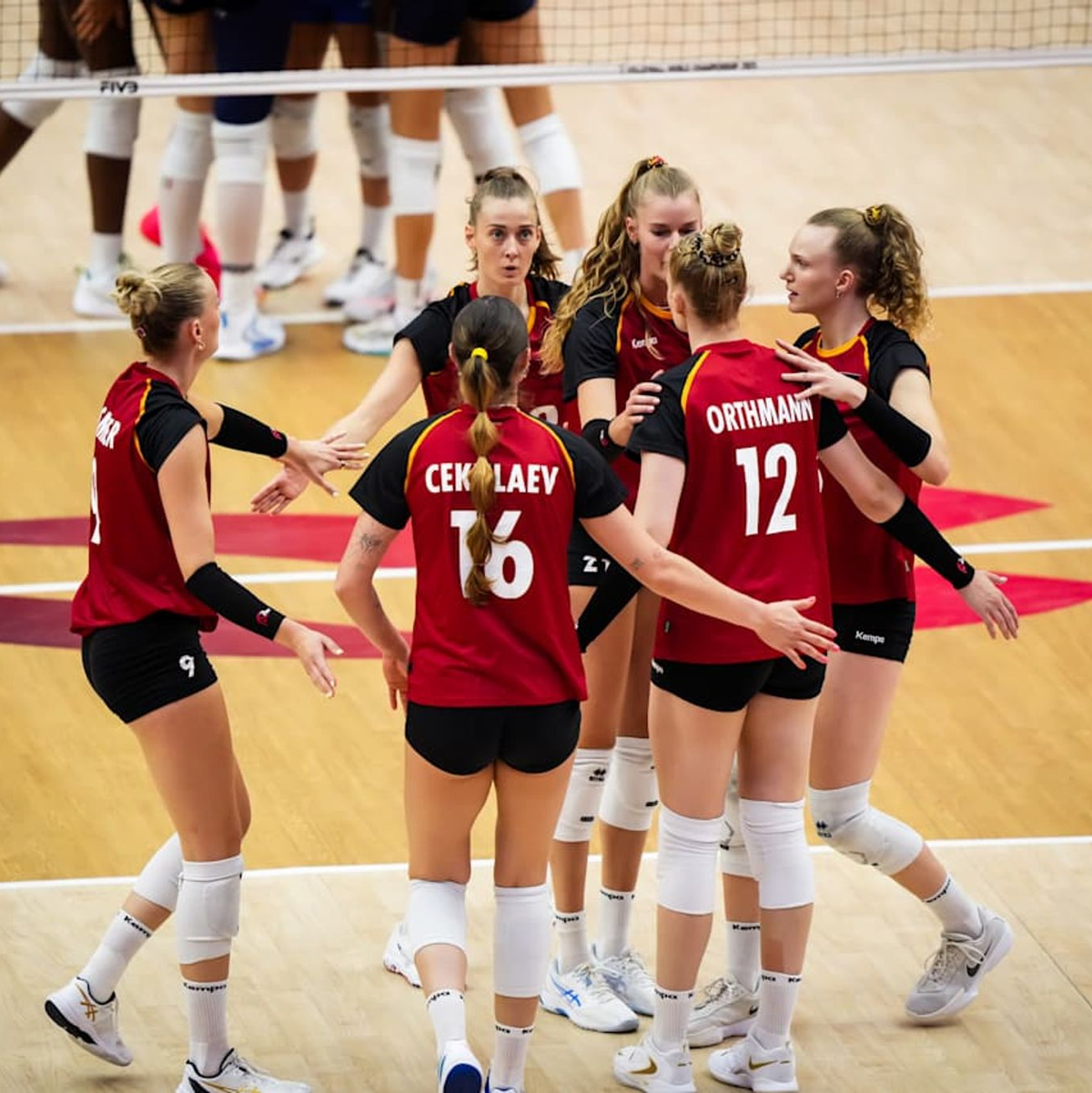 Alsmeier lobte die Entwicklung im Team. - Foto: Volleyballworld/dpa