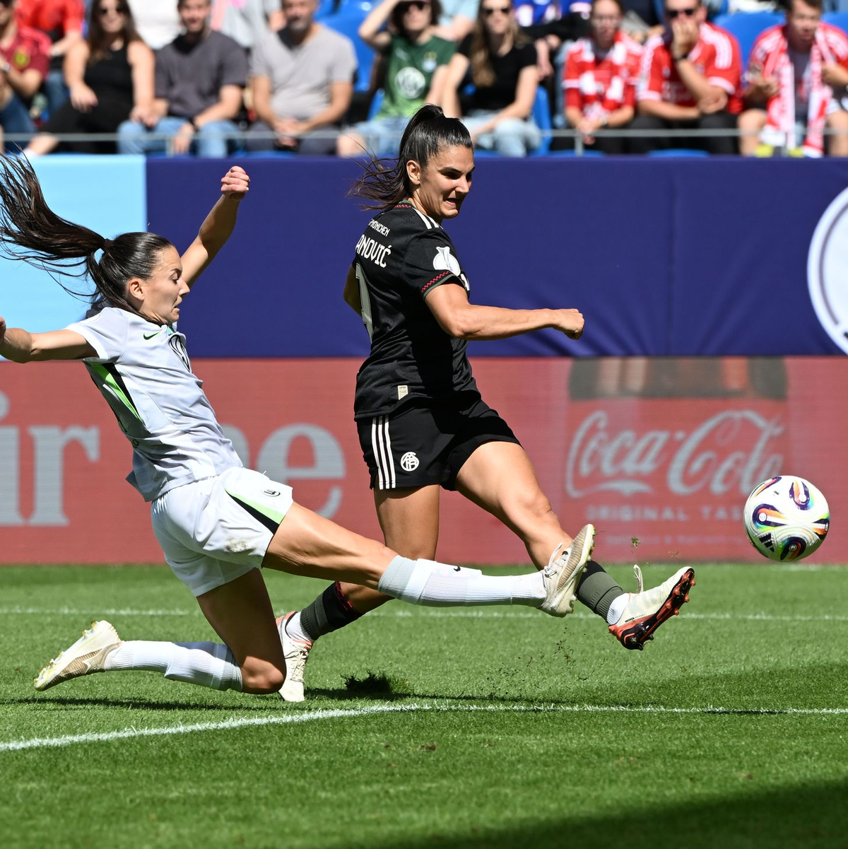 Objekt der Begierde: der Supercup. - Foto: Uli Deck/dpa